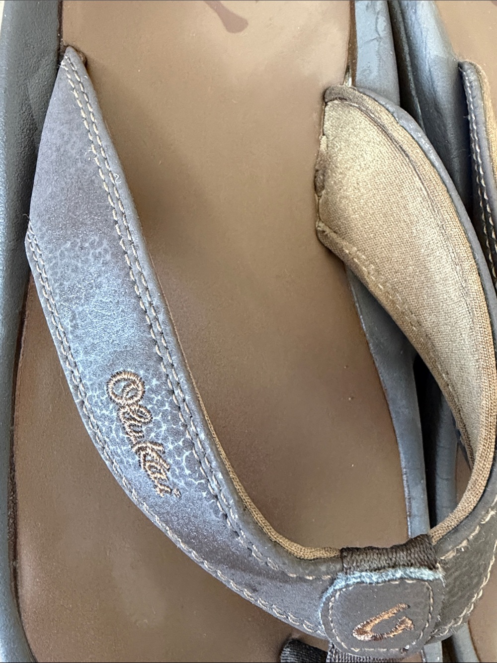 OluKai Ohana Men’s Size 11 Brown Vegan Leather Flip Flops - Picture 2 of 4
